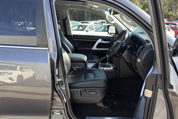 2019 Toyota LandCruiser VDJ200R VX SUV Image 24
