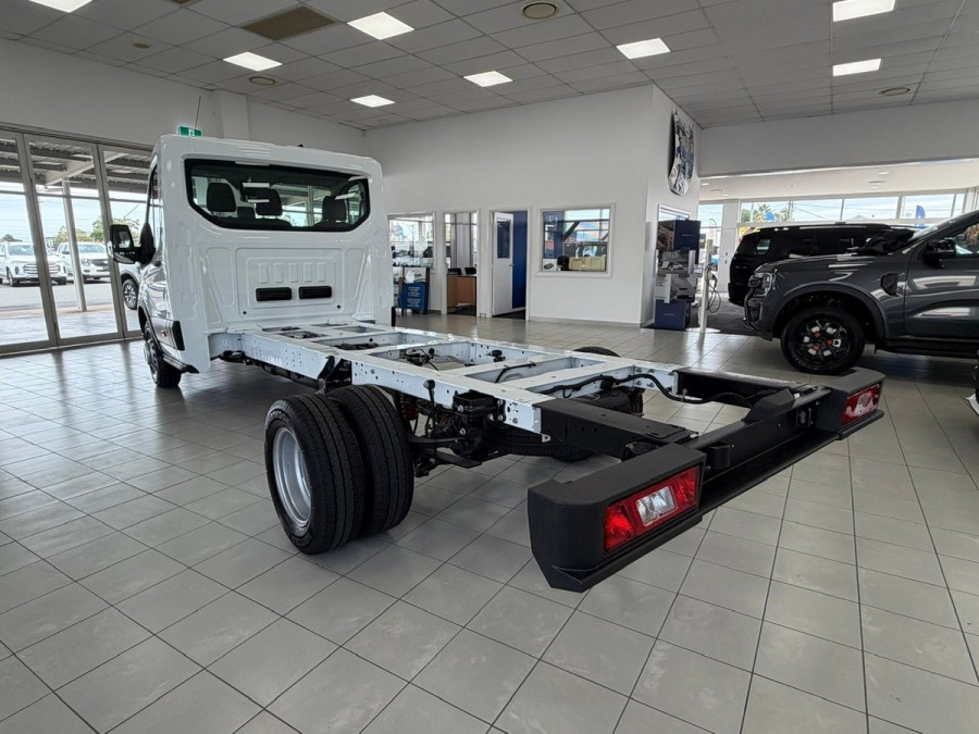 2025 MY25.75 Ford Transit VO 500E Cab Chassis Image 5