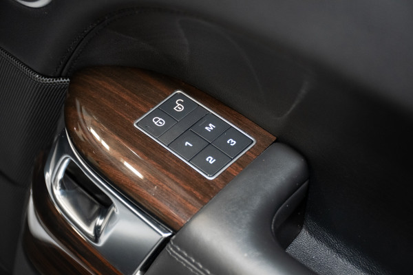 2018 Land Rover Range Rover SDV8 Vogue SE SUV Image 13