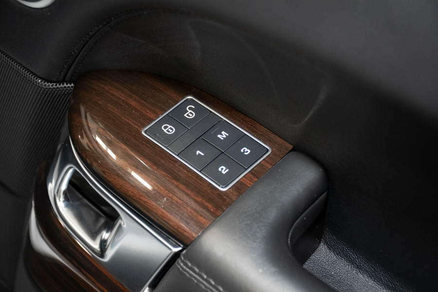 2018 Land Rover Range Rover SDV8 Vogue SE SUV Image 13