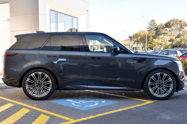 2026 Land Rover Range Rover Sport L461 D300 Dynamic SE SUV image 3