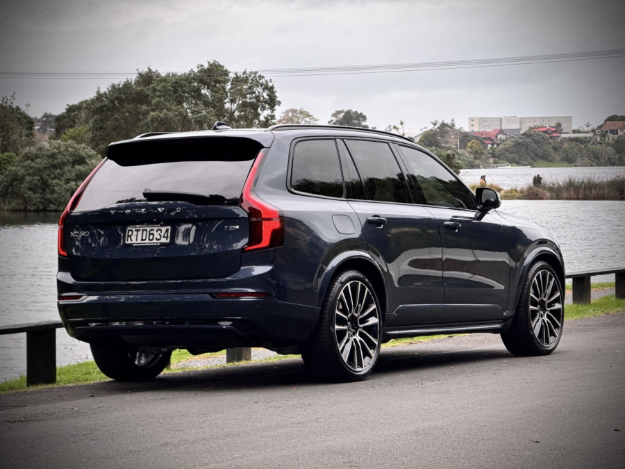 2026 Volvo XC90 L Series Ultra T8 Plug-in Hybrid Dark SUV Image 12
