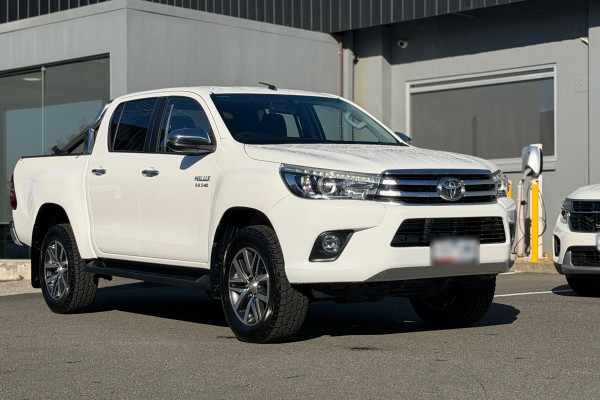 2017 Toyota HiLux  SR5 Double Cab Pick Up Image 4