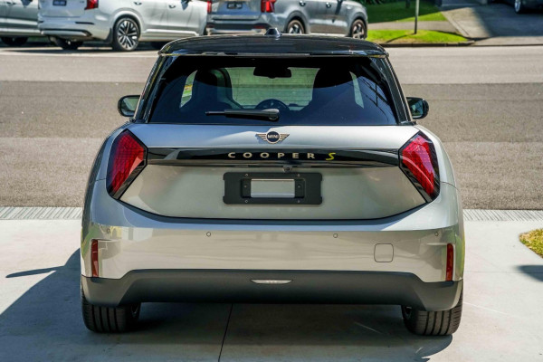 2026 MINI Cooper J01 SE Favoured Hatch image 3