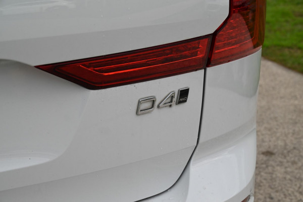 2019 MY20 Volvo XC60 UZ D4 Momentum SUV image 9