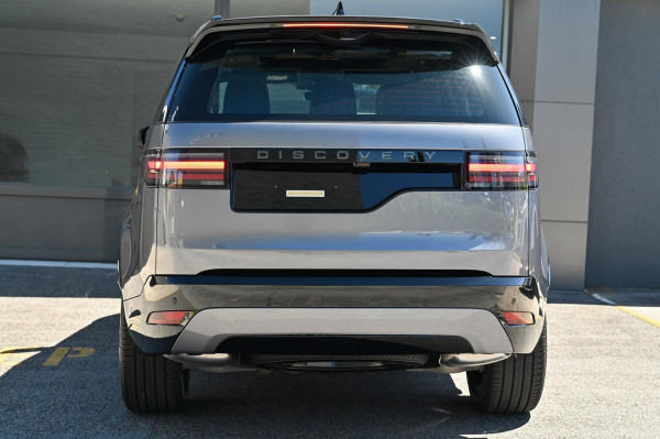 2025 Land Rover Discovery Series 5 P360 Dynamic SE SUV image 3