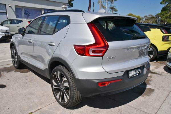 2023 Volvo XC40  Ultimate B5 Dark SUV Image 3