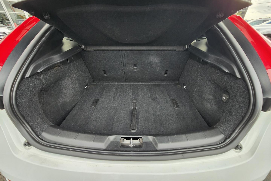 2017 MY16 Volvo V40 M Series T3 Kinetic Hatch Image 9