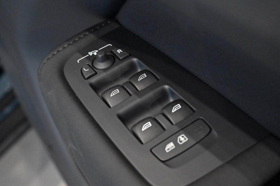 2026 Volvo XC60 UZ Ultra B5 Dark SUV Image 19