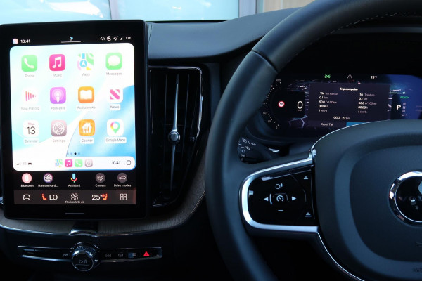 2025 Volvo XC60 UZ Plus T8 Plug-in Hybrid Dark SUV Image 24
