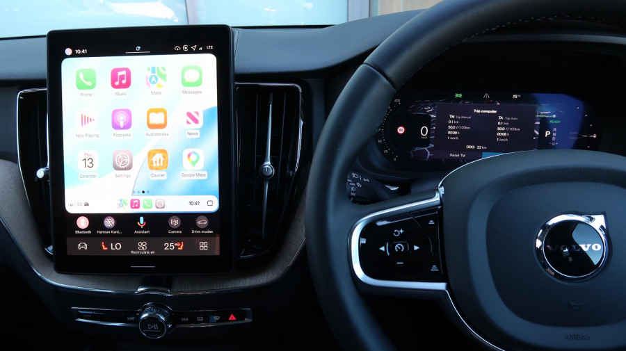 2025 Volvo XC60 UZ Plus T8 Plug-in Hybrid Dark SUV Image 24