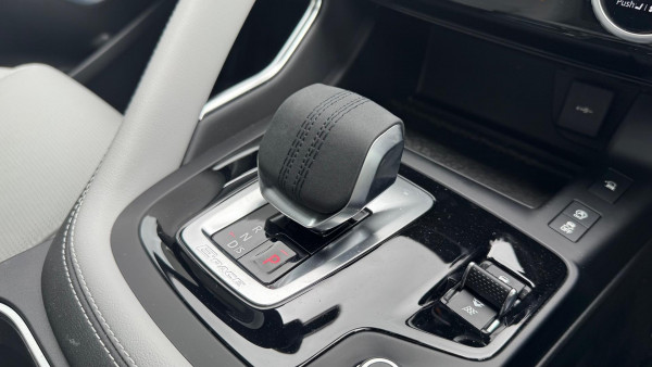 2024 MY24.75 Jaguar E-PACE X540 R-Dynamic SE SUV image 18