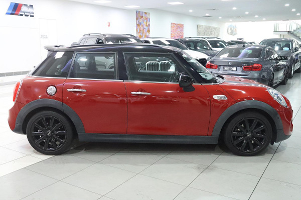 2015 MINI Cooper F55 Cooper S Hatch image 6