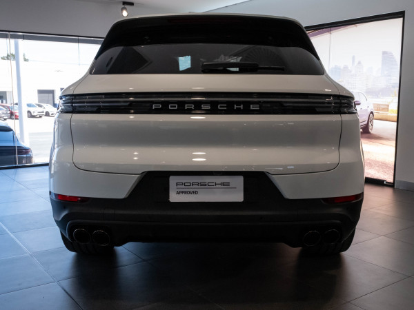 2025 Porsche Cayenne E-Hybrid SUV image 3