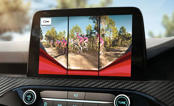 180-degree split view camera Image