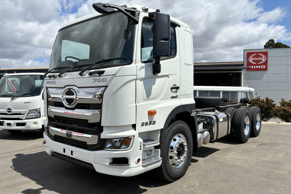 2026 Hino 700 FS 2632 AT LEAF 4575 FS Cab Chassis Image 2