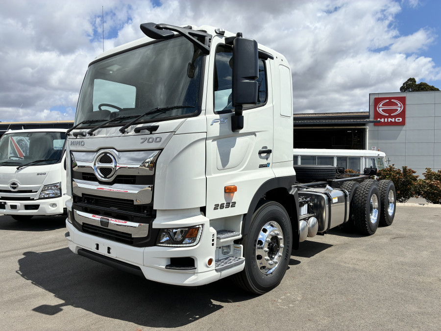 2026 Hino 700 FS 2632 AT LEAF 4575 FS Cab Chassis Image 2