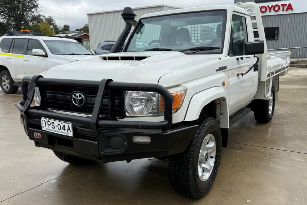 2017 Toyota LandCruiser VDJ76R GXL Cab Chassis Image 3