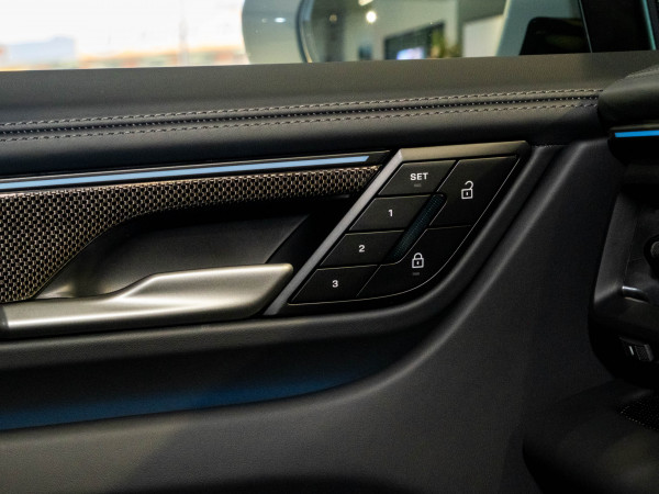 2025 Porsche Macan SUV image 35