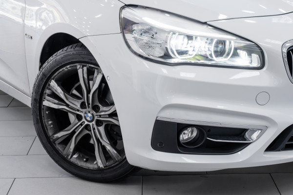 2015 BMW 2 Series 220i Sport Line Hatch Image 6