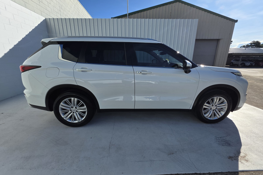 2024 Mitsubishi Outlander ZM LS SUV Image 8
