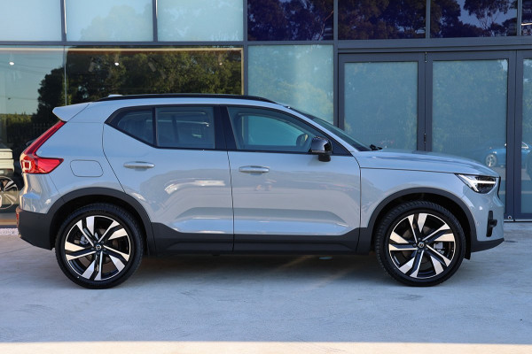 2024 Volvo XC40 XZ Ultimate B4 Dark SUV Image 4