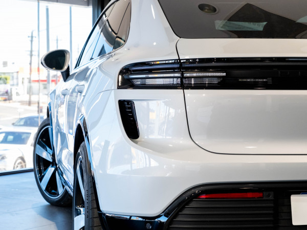 2025 Porsche Macan SUV image 13