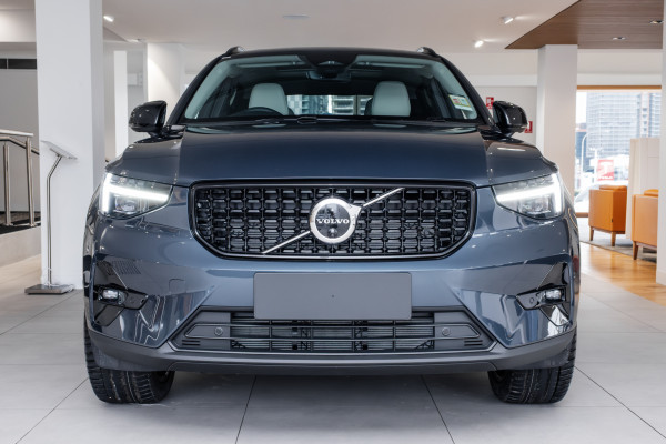 2026 Volvo XC40 XZ Ultra B4 Dark SUV Image 4
