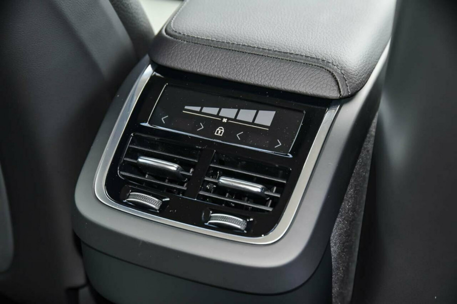 2019 MY20 Volvo XC60 UZ D4 Momentum Suv Image 20