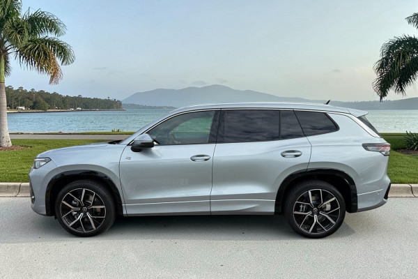 2025 MY26 Volkswagen Tayron R4 195TSI R-Line SUV Image 6