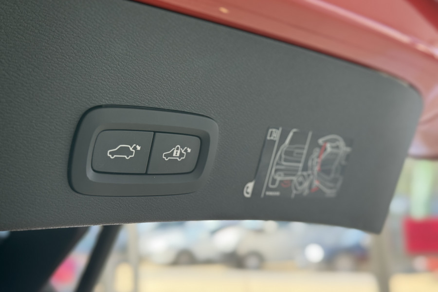 2021 Volvo XC40 XZ T4 Momentum SUV Image 9
