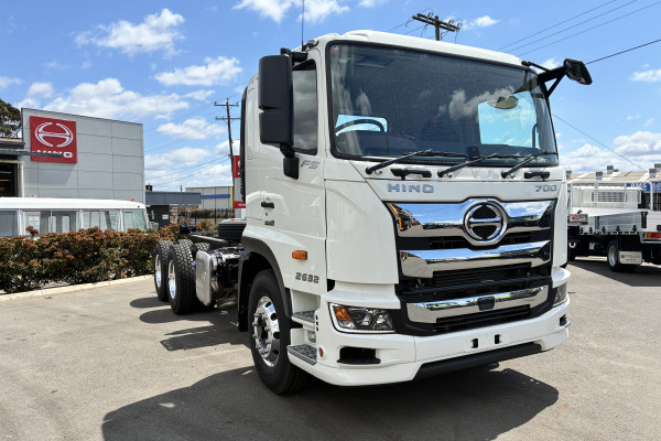 2026 Hino 700 FS 2632 AT LEAF 4575 FS Cab Chassis Image 4