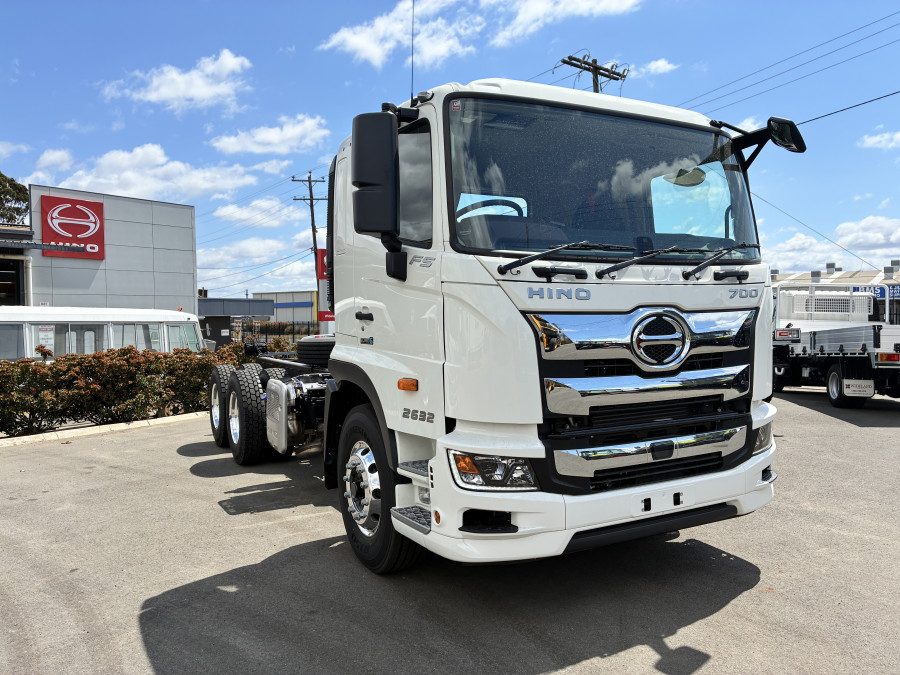 2026 Hino 700 FS 2632 AT LEAF 4575 FS Cab Chassis Image 4
