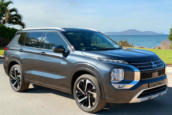 2024 Mitsubishi Outlander ZM PHEV Exceed SUV Image 1