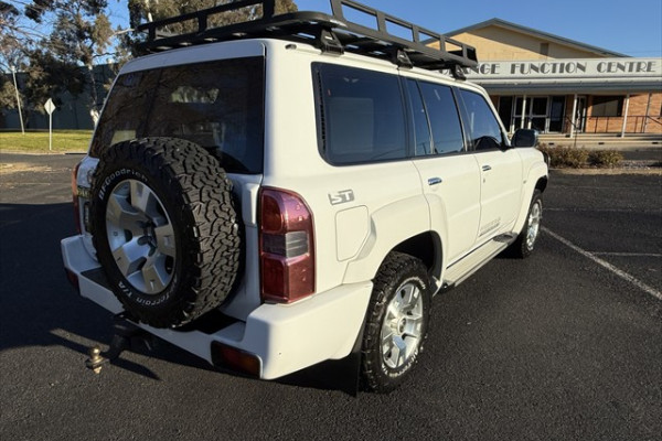 2012 Nissan Patrol Y61 ST SUV Image 3