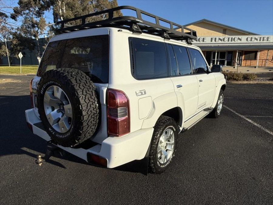 2012 Nissan Patrol Y61 ST SUV Image 3