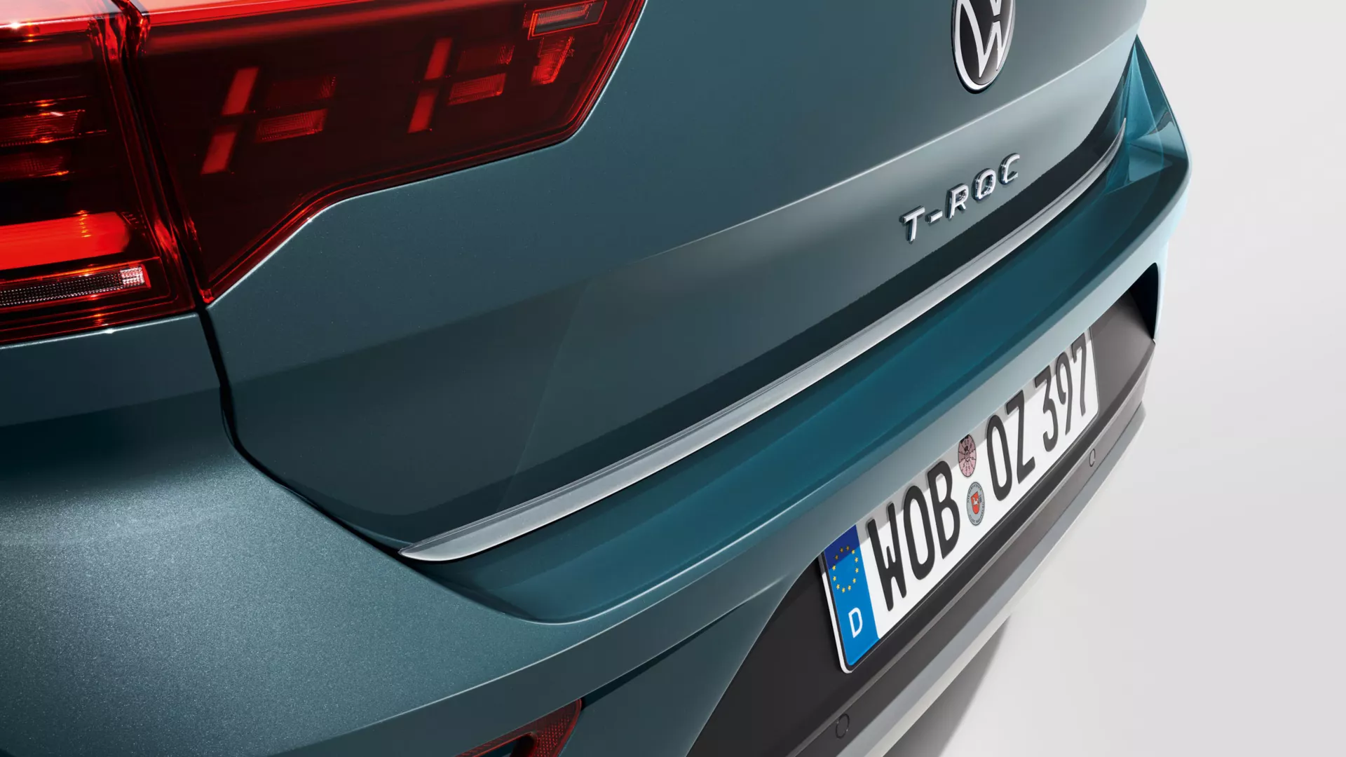 Tailgate protective strip