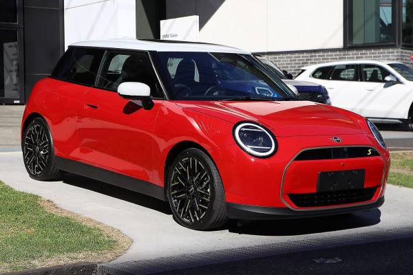 MINI Cooper SE Favoured J01