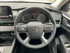 2024 Mitsubishi Outlander ZM ES SUV image 11
