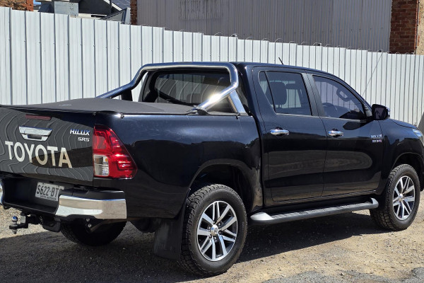 2017 Toyota HiLux  SR5 Double Cab Pick Up Image 5