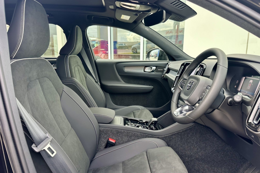 2025 Volvo XC40 XZ Ultra B4 Dark SUV Image 13