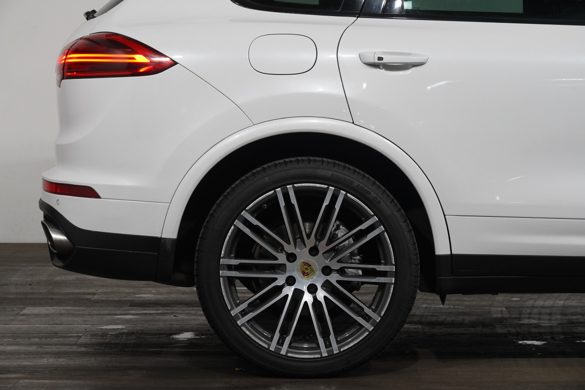 2016 Porsche Cayenne Diesel Platinum Edition SUV Image 6