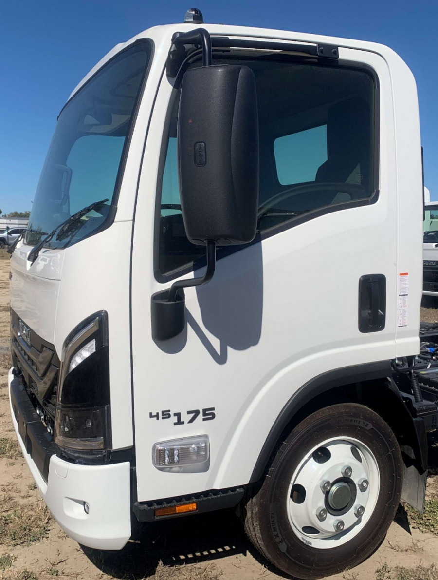 2026 Isuzu NPR Cab Chassis Image 3