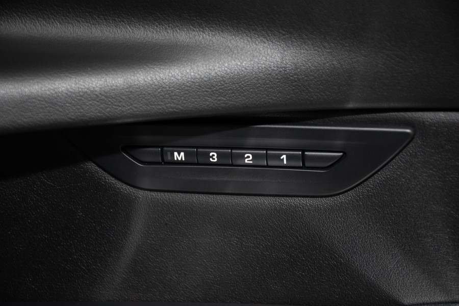 2022 Jaguar XE P300 R-Dynamic SE Sedan Image 14