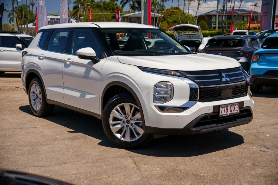 2026 MY25 Mitsubishi Outlander ZM ES SUV Image 1