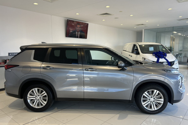 2023 Mitsubishi Outlander ZM LS SUV Image 4