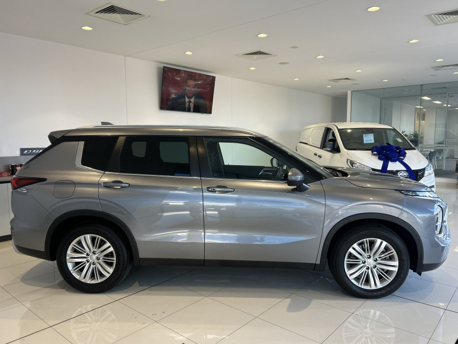 2023 Mitsubishi Outlander ZM LS SUV Image 4