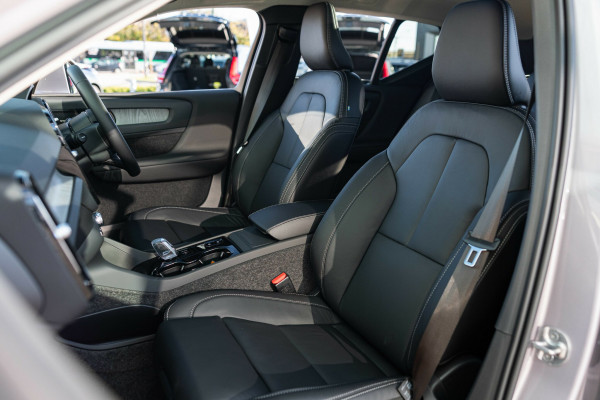 2026 Volvo XC40 XZ Ultra B4 Bright SUV Image 4