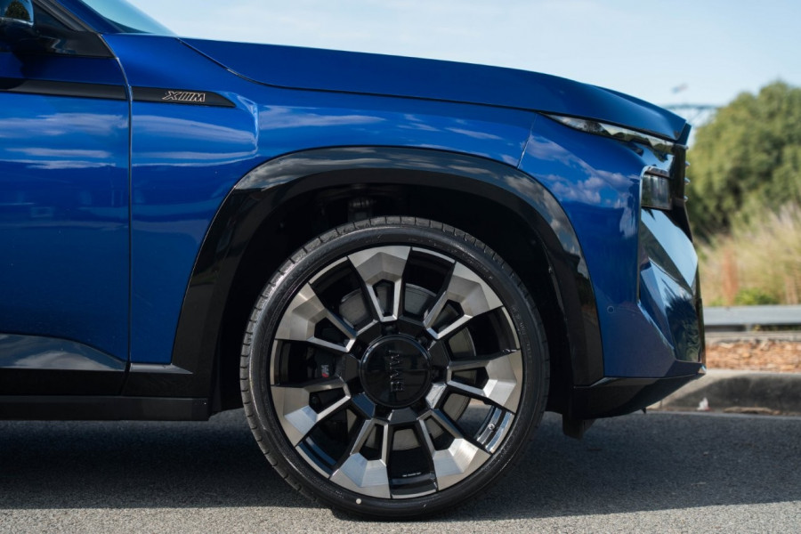 2023 BMW XM V8 Hybrid SUV Image 6