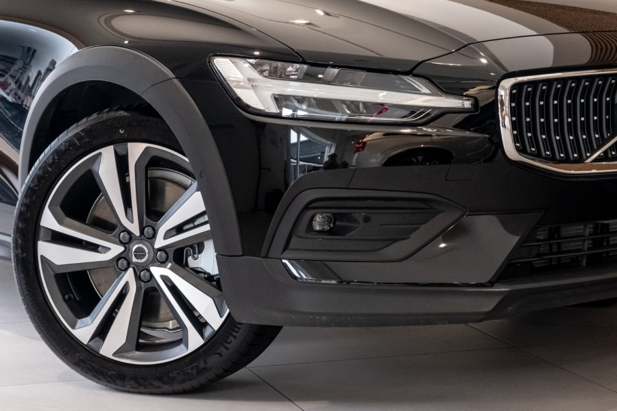 2025 Volvo V60 Cross Country Z Series Ultra B5 Bright Wagon Image 6